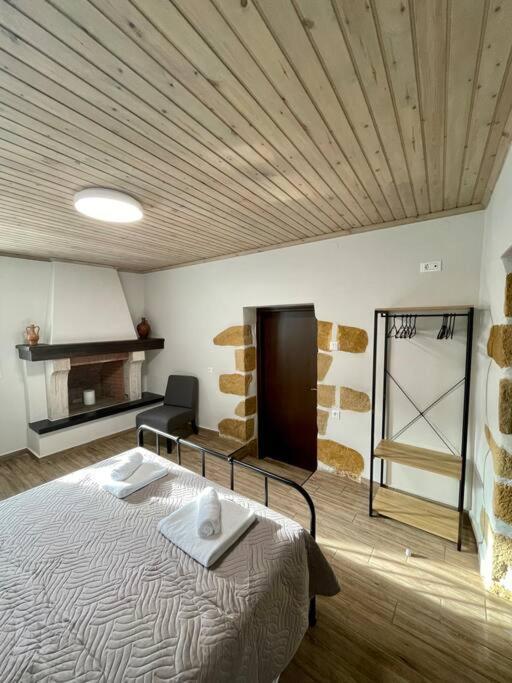 Villa Eftychia Serene Getaway With Hot Tub In A Quiet Location Kíssamos Exteriör bild