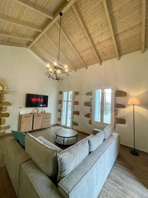Villa Eftychia Serene Getaway With Hot Tub In A Quiet Location Kíssamos Exteriör bild