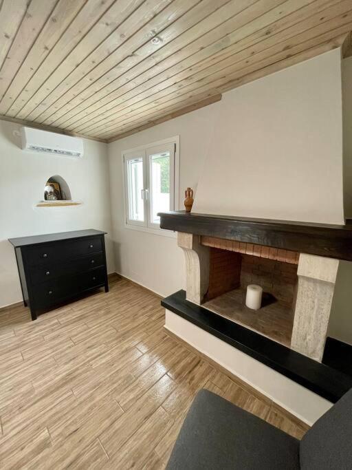 Villa Eftychia Serene Getaway With Hot Tub In A Quiet Location Kíssamos Exteriör bild