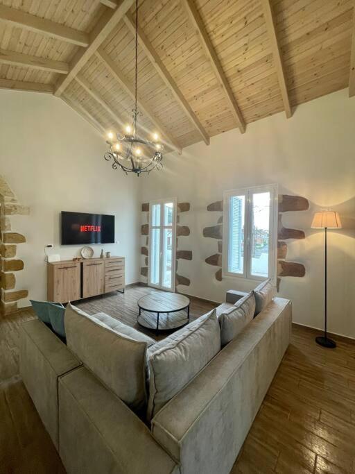 Villa Eftychia Serene Getaway With Hot Tub In A Quiet Location Kíssamos Exteriör bild