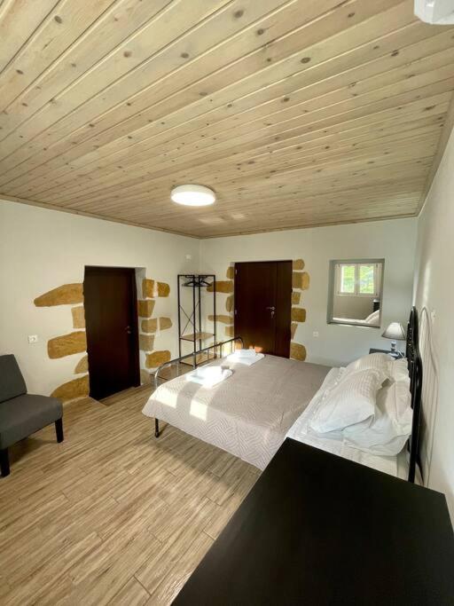 Villa Eftychia Serene Getaway With Hot Tub In A Quiet Location Kíssamos Exteriör bild